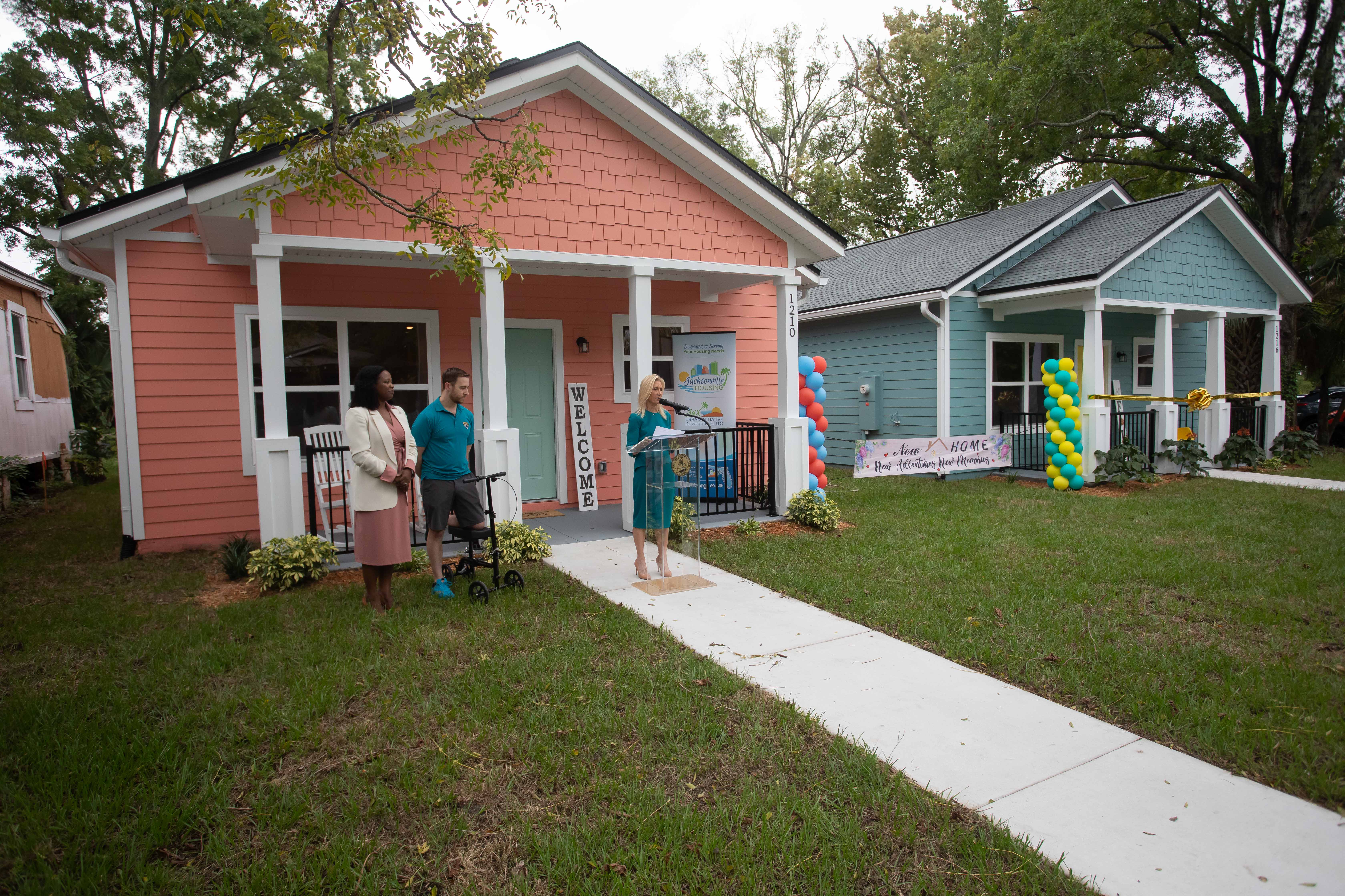 Mayor Speaking at Durkeeville Daisy homes