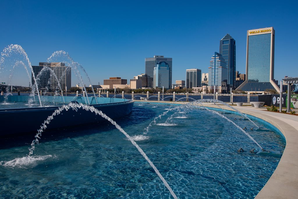 water sparying in friendship fountain with city skyline and river in background