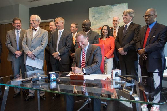 Mayor Lenny Curry signs the new JEA contribution agreement with City Council and JEA leadership on March 22, 2016