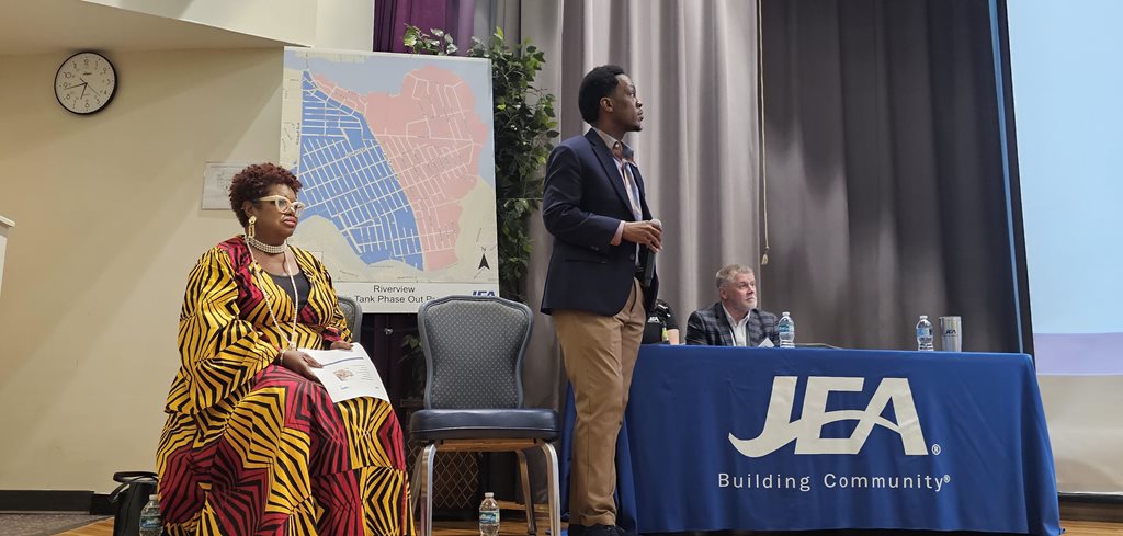 Council Members Gaffney, Jr and Ju’Coby Pittman speak to residents during the meeting.