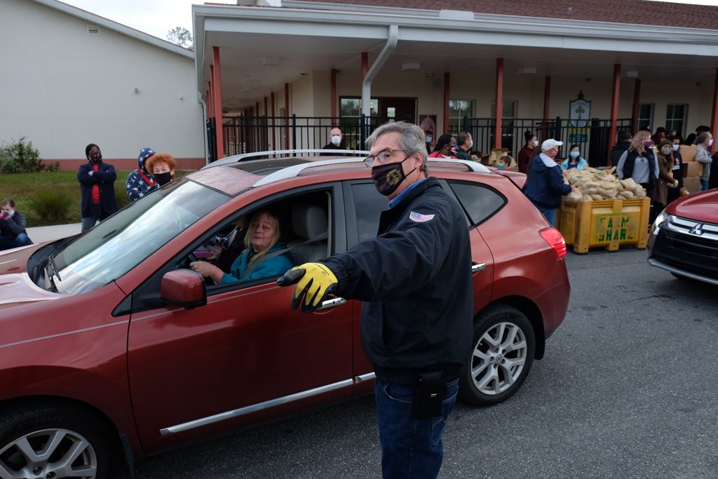 Council Member providing information to a constiuent in her vehicle at the FarmShare giveaway.