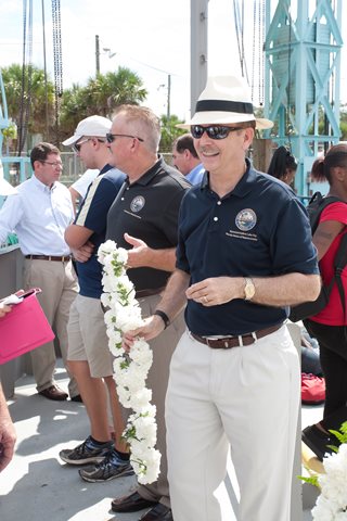 Photo of the Representative Lake Ray preparing to lay a wreath in honor of the colonists of La Caroline.