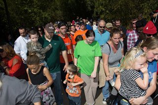 Photo of the crowd of entering the Land of the Tiger exhbit at the Zoo.