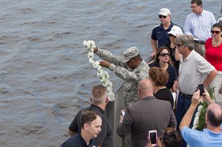 Photo of the Council Member Reggie Brown laying a wreath in honor of the soldiers killed at Fort Matanzas on September 29, 1565.